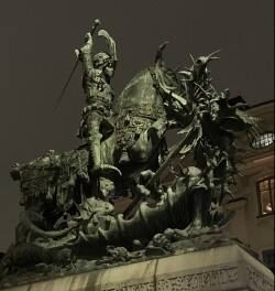El monumento de bronce de San Jorge y el dragón al anochecer